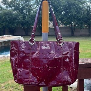 Coach Classic burgundy handbag. 1 exterior bag. Burgundy lining very elegant.